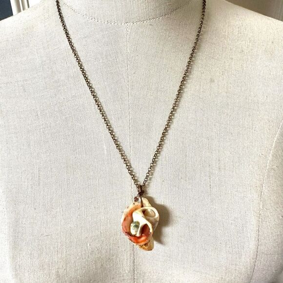 Shell pendant necklace - Picture 2 of 8